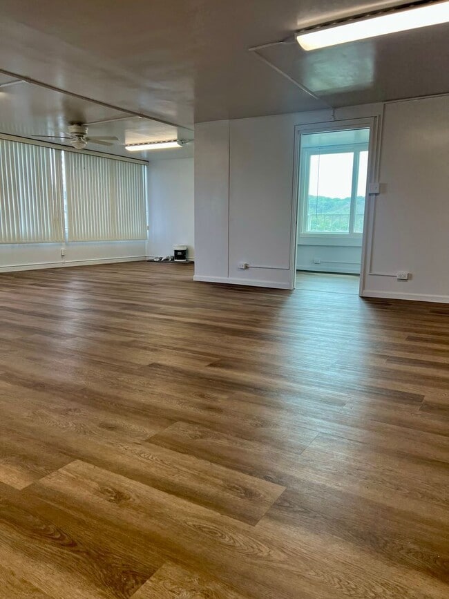 Building Photo - Spacious and Renovated Unit--2Bedrooms, 2B...