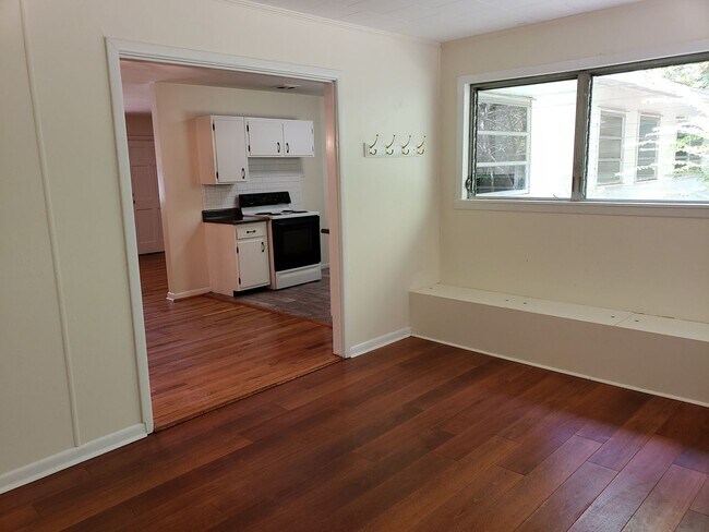Building Photo - Charming 4 bedroom home for rent close to hospitals with wood floors. Available early August 2026...