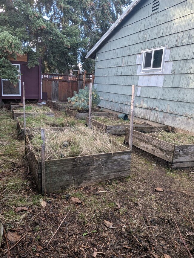Building Photo - Freshly Updated 3 Bedroom 1 bath Home with Garage, Fenced Yard & Pet Friendly!