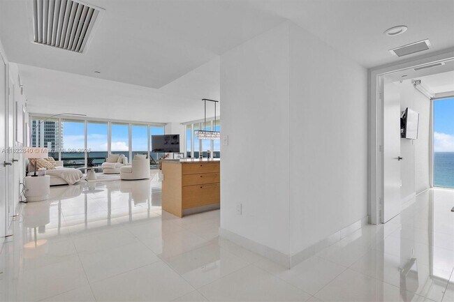 Building Photo - 1830 S Ocean Dr