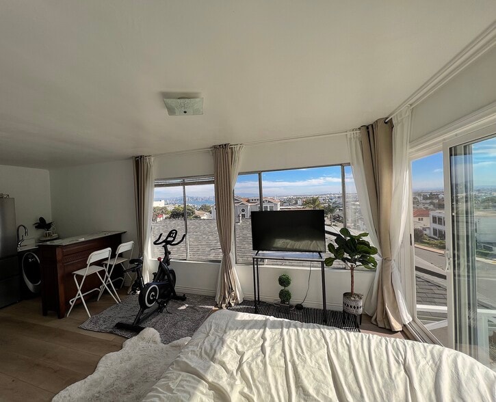 Building Photo - 3312 Avenida de Portugal