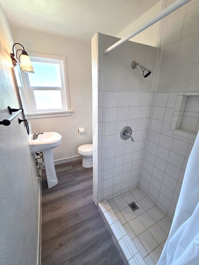 Building Photo - Updated 2 Bedroom 1 Bath Home