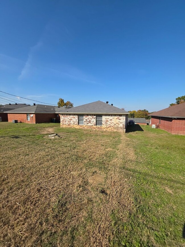 Building Photo - 817-825 West 12th St.