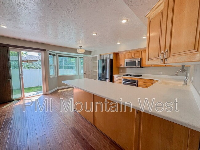 Building Photo - 499 N 200 W