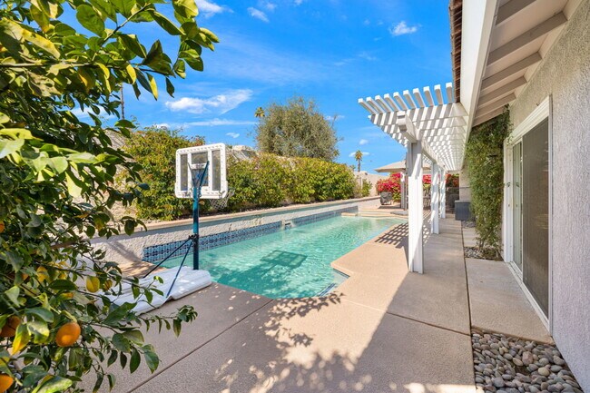 Building Photo - 43911 La Carmela Dr