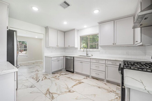 Building Photo - 7711 Antoine Dr