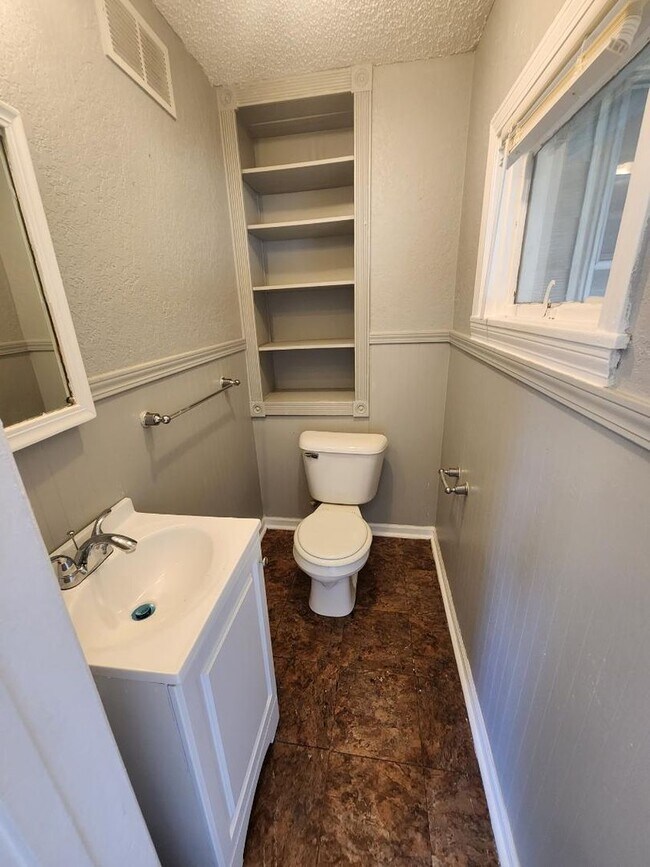 Building Photo - Nice 2 Bedroom Single House with Garage Available NOW