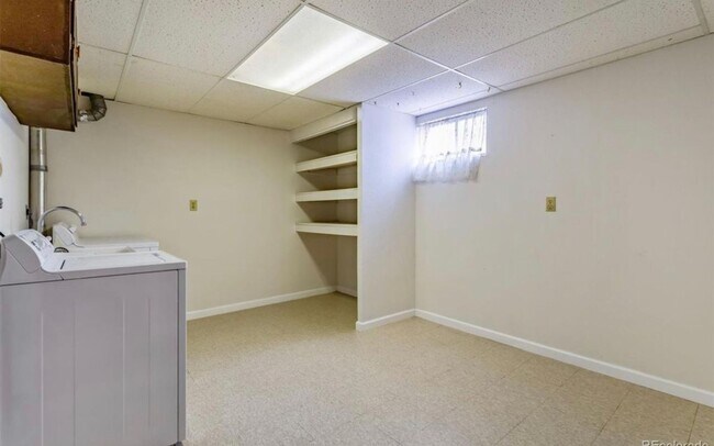 Building Photo - Large Aurora Lynn Knolls Home