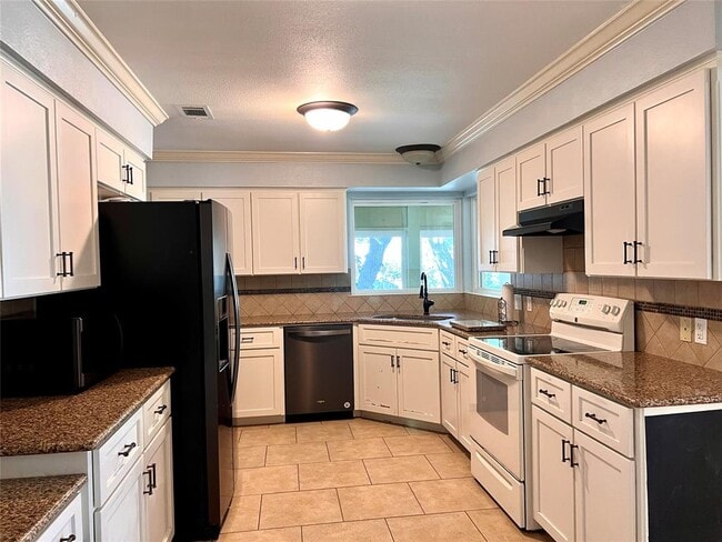 Building Photo - 10608 Spicewood Club Dr