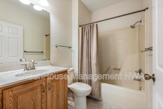 Building Photo - 5 Tanyard Ln