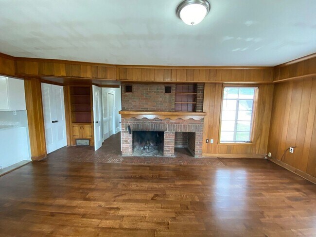 Building Photo - 4320 Bishop Hills Dr