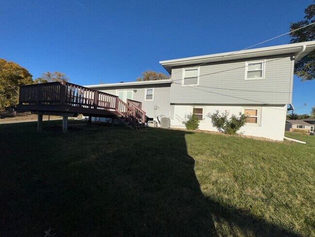 Building Photo - Move-In Ready 3-Bedroom with Modern Update...