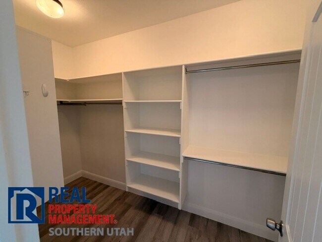 Building Photo - Legacy Townhome