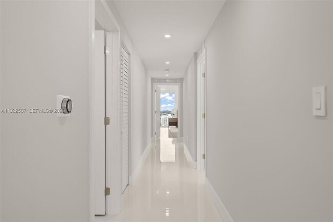 Building Photo - 600 NE 27th St