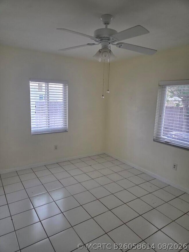 Building Photo - 1152 Bayview Dr
