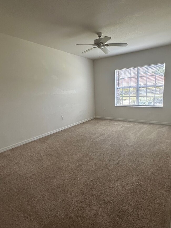 Building Photo - 2 / 2 Lakefront Condo