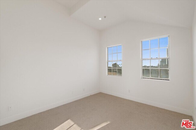 Building Photo - 1225 Armacost Ave