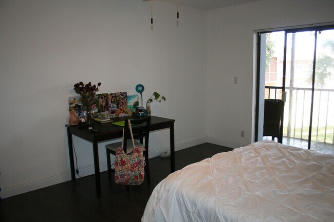 Building Photo - Pretty, Huge, Updated Townhome