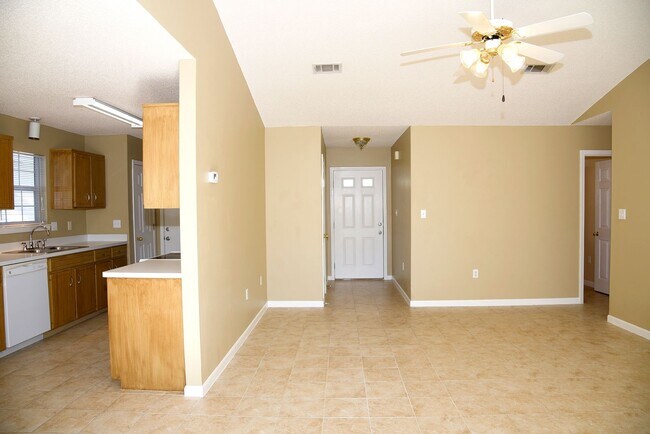 Building Photo - Charming 3 bedroom 2 bath home