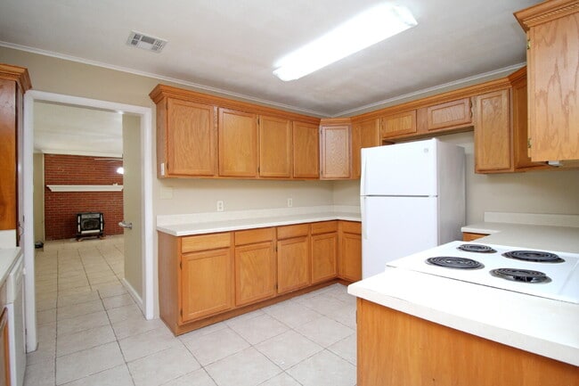 Building Photo - Northeast Pensacola Home- Entertainers Dre...