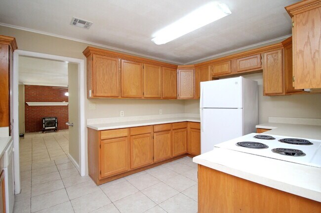 Building Photo - Northeast Pensacola Home- Entertainers Dream with Covered Deck & Fenced Backyard