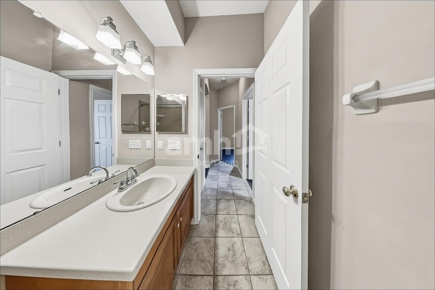 Building Photo - 503 9th St NE