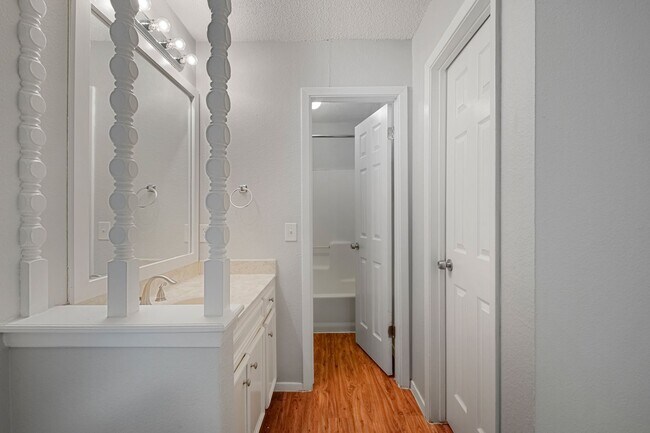 Building Photo - Cute 2 Bedroom, 2 Bath Condo in Northwest ...