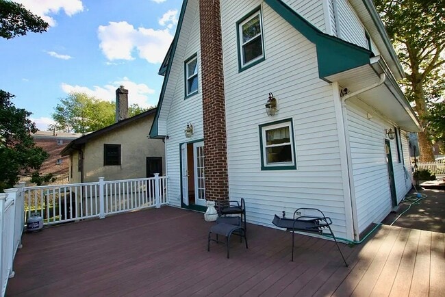 Building Photo - 1522 Dwight Pl