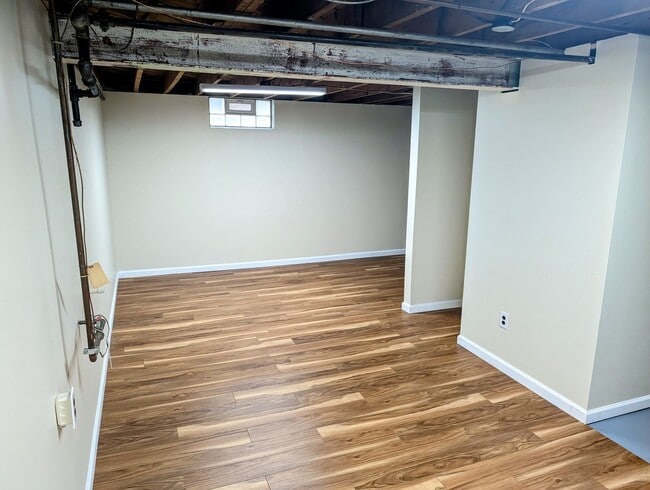 Building Photo - Adorable Belmont Home with Basement - AVAILABLE NOW!