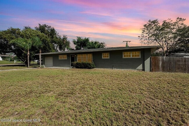 Building Photo - 1885 Golfview Dr