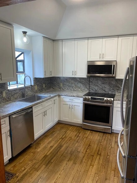 Building Photo - 2107 Lou Dr W