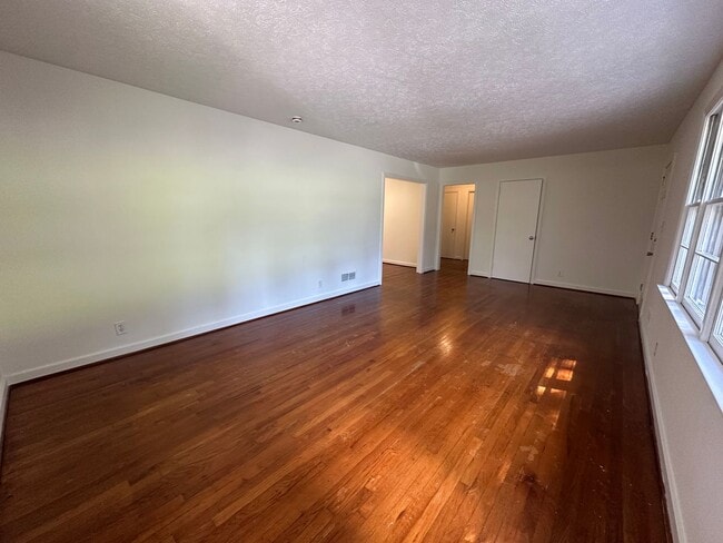 Building Photo - 1604 McCall Dr