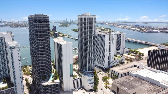 Building Photo - 1750 N Bayshore Dr