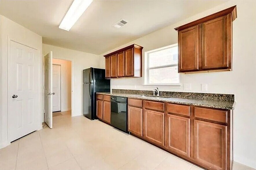 Building Photo - 1323 Chapman Dr