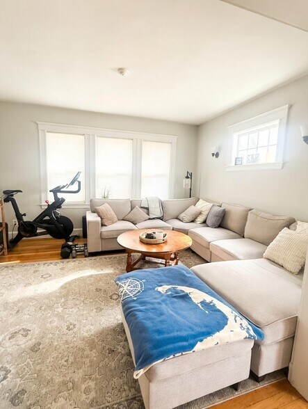 Building Photo - 949 Adams St