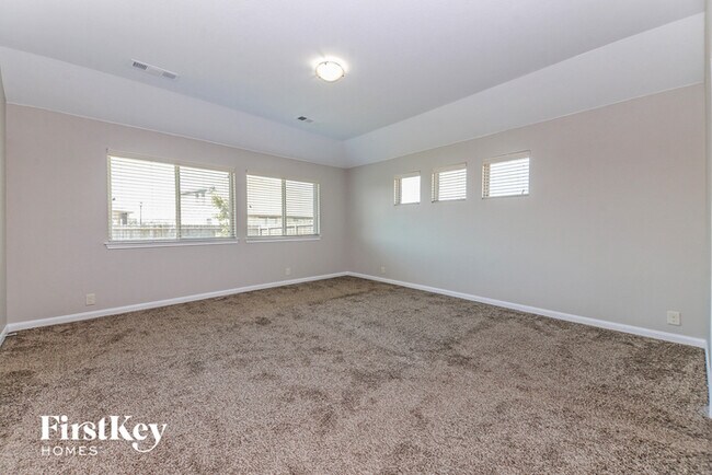 Building Photo - 750 Lowell Dr