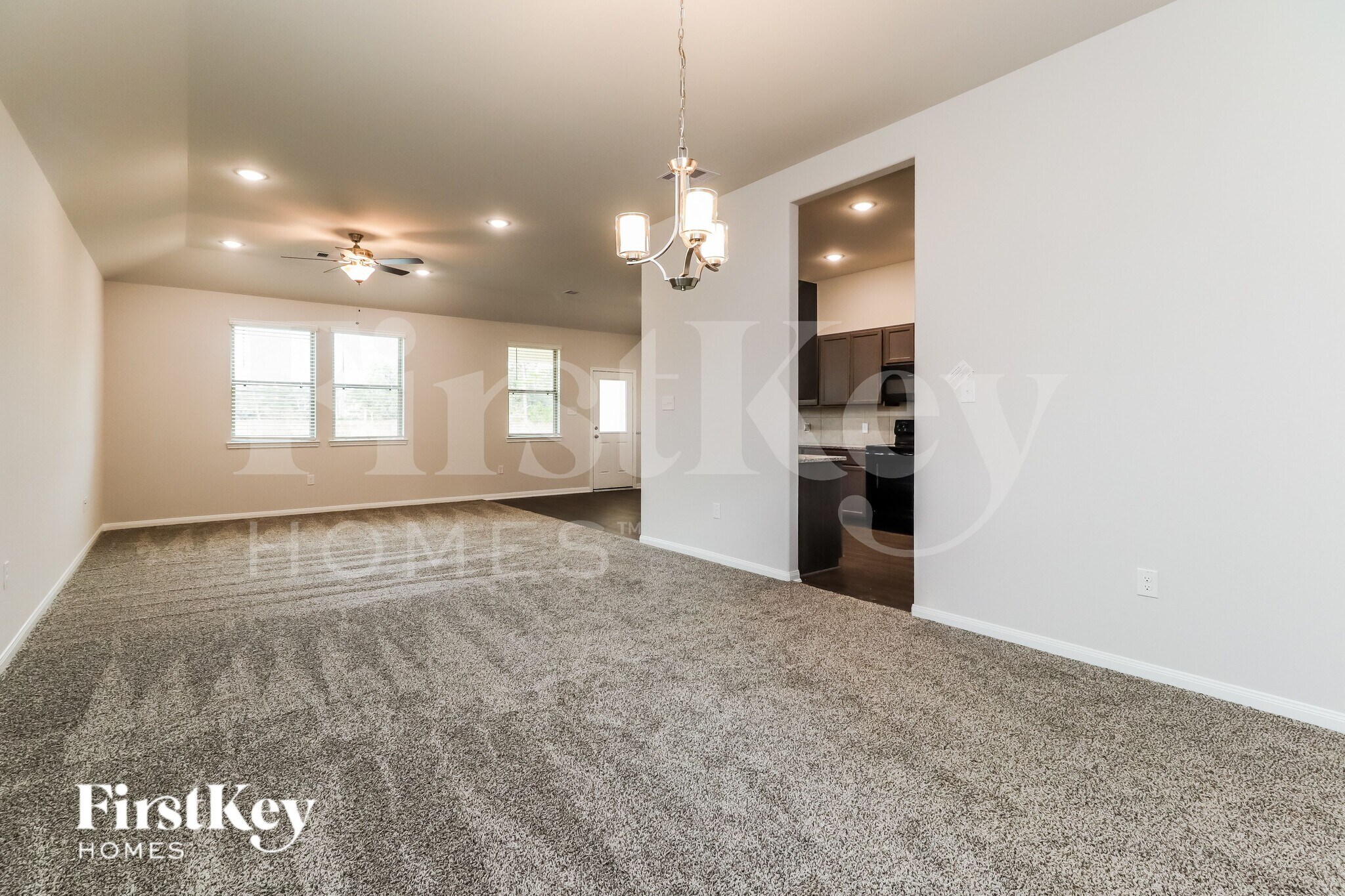 Building Photo - 14735 Country Club Dr