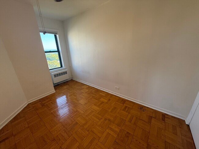 Building Photo - 6230 N Kenmore Ave