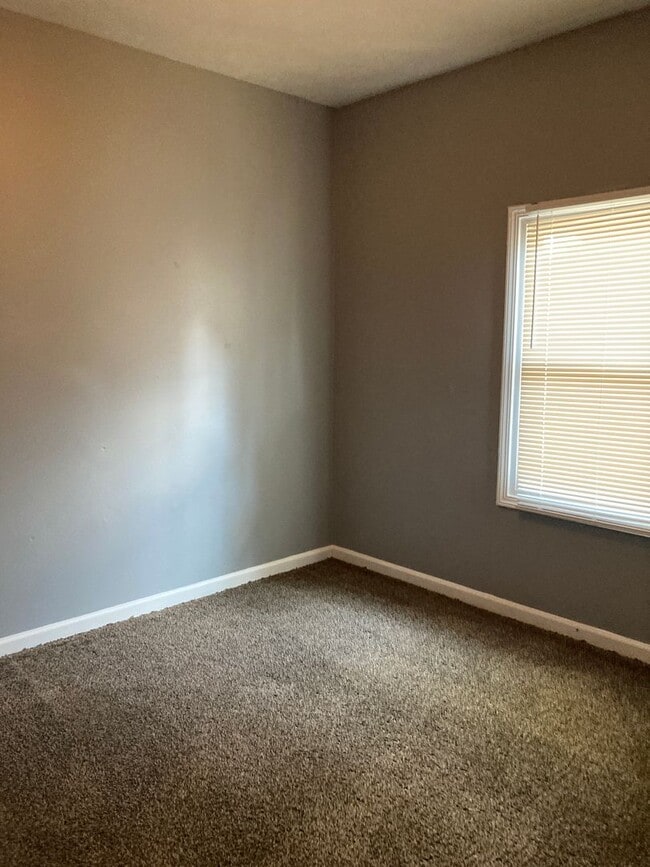Building Photo - Nice 2 bedroom with fenced in back yard.