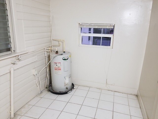 Building Photo - $25 App Fee* Spacious 3bdrm/1bath House **...
