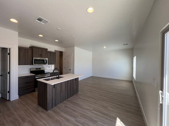 Building Photo - Brand New South Desert Townhome!