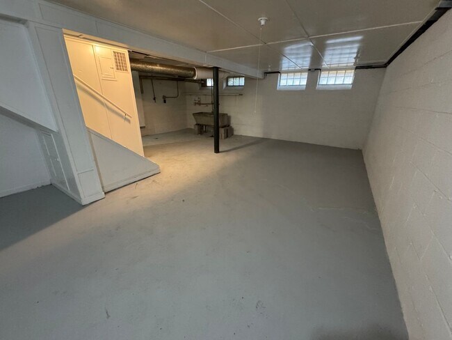 Building Photo - Newly updated 3 bd house in Euclid- NO VOU...