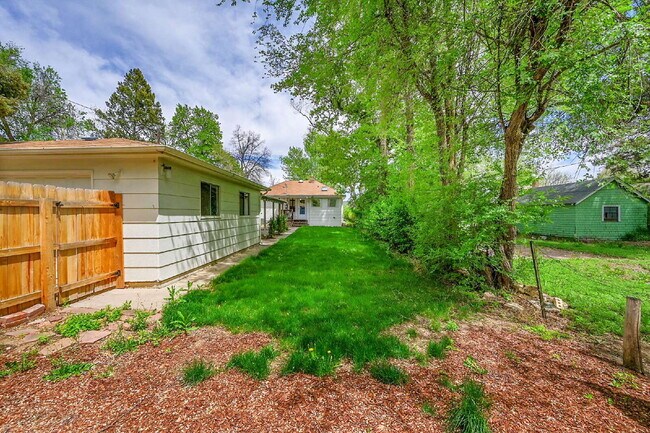 Building Photo - $2,300.00 - 2 Beds, 1 Bath, Single Family ...