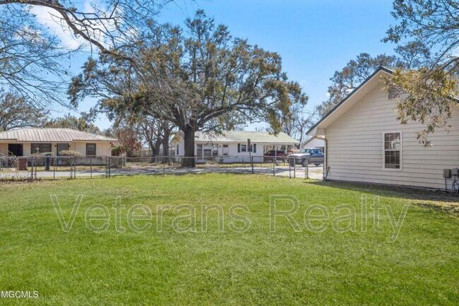 Building Photo - 313 Seal Ave