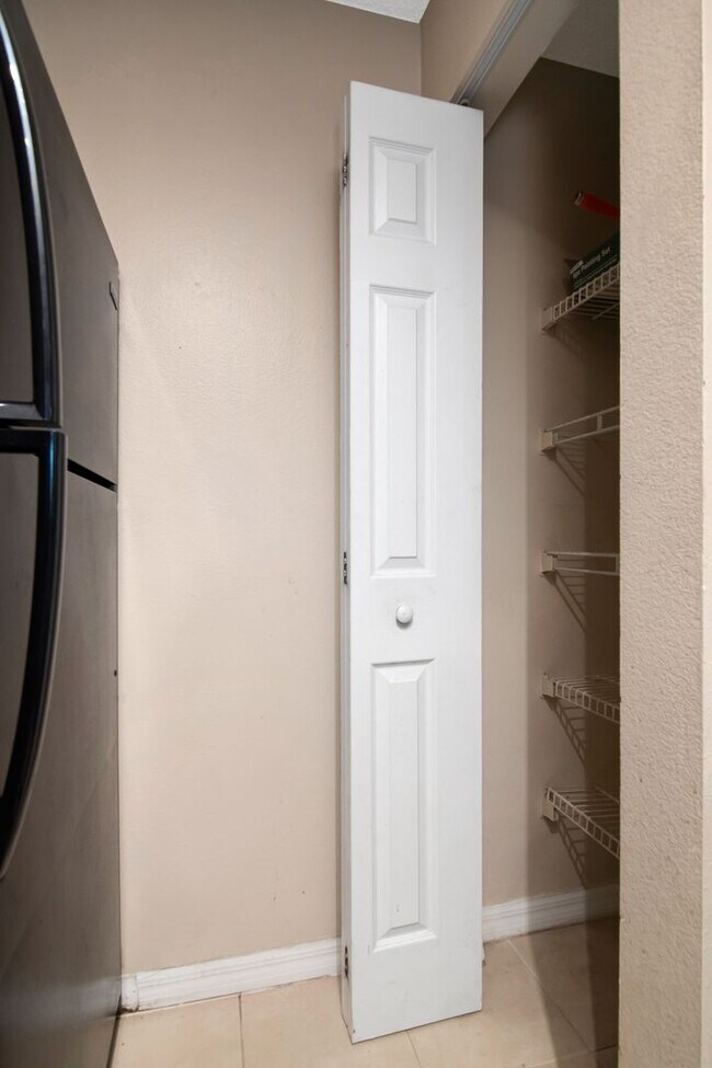 Building Photo - Park Lake — 1 Bed / 1 Bath + Den | Upstairs Condo | Brandon, FL