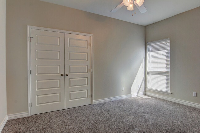 Building Photo - 6034 Adrian Dr