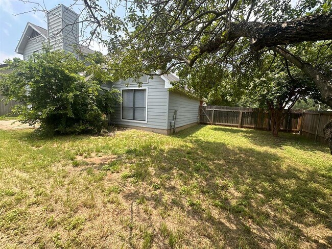 Building Photo - 300 Oakcrest Dr