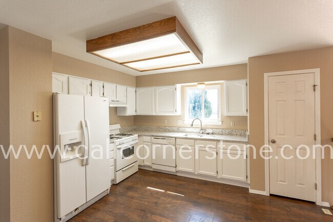 Building Photo - 940 Royal Crown Ln