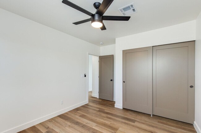 Building Photo - 1329