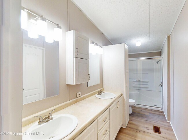 Building Photo - 709 Lark Dr